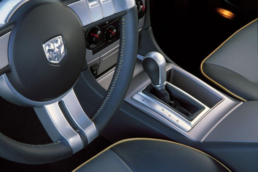  Dodge Magnum SRT8 Concept 2003 года  (фото 7 из 22)